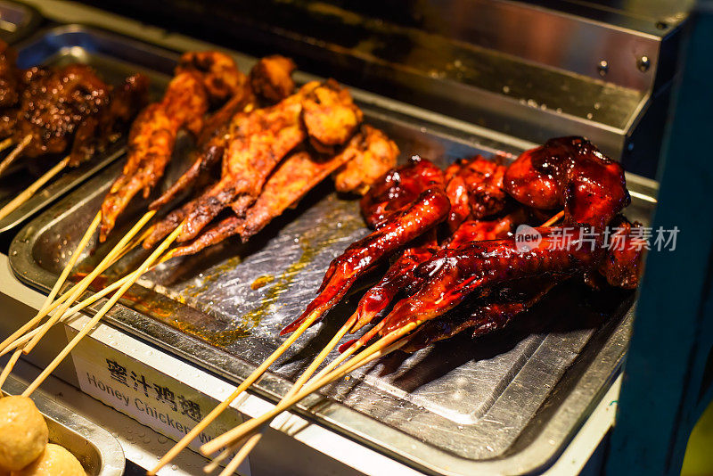 吉隆坡Jalan Alor街头小吃中的烤蜂蜜鸡翅